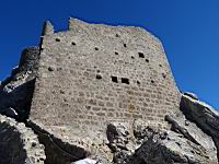 Chateau de Queribus, 1ere enceinte, Mur bouclier decore de 2 rangees de boulets et muni de canonnieres (2).jpg